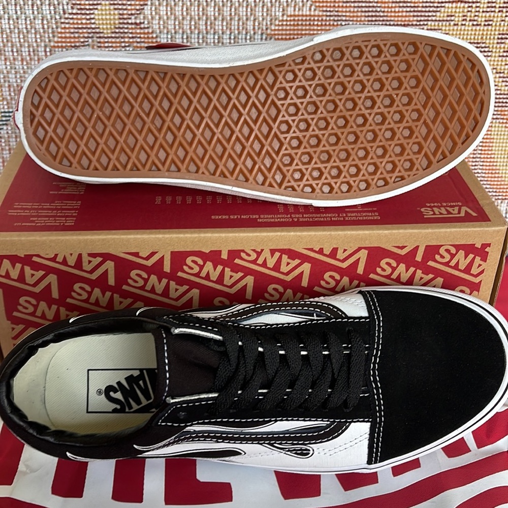 Vans WMNS Old Skool
(Flame) Black/White
VN0A38G1K68
Sneakers - Picture 4 of 16